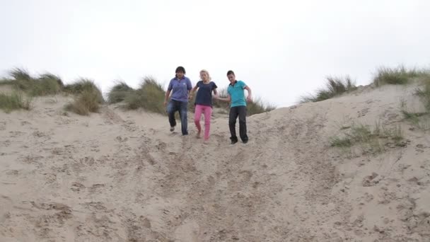 Corriendo por las dunas — Vídeo de stock