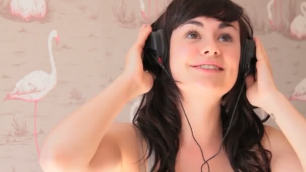 Vrouw luisteren naar muziek in hoofdtelefoon — Stockvideo