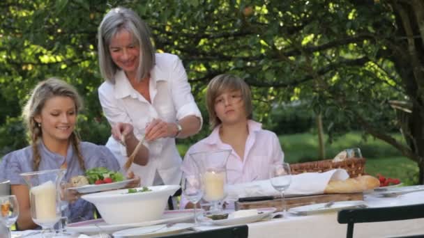 Mother serving salad — Stock Video