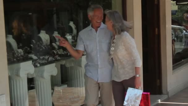 Para szuka w sklepie okno — Wideo stockowe