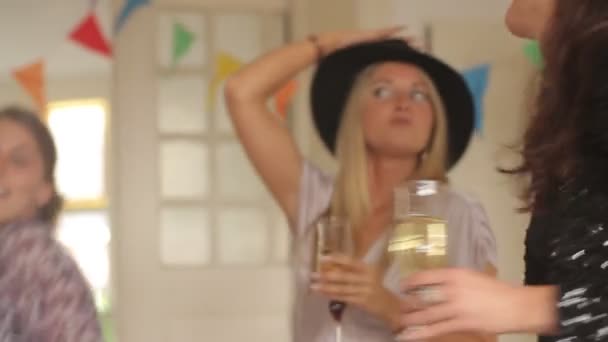 Freunde tanzen und trinken — Stockvideo