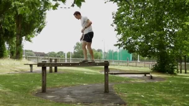 Homme faisant de l'exercice en fitness trail — Video
