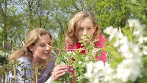 Madre e hija que huelen plantas — Vídeos de Stock