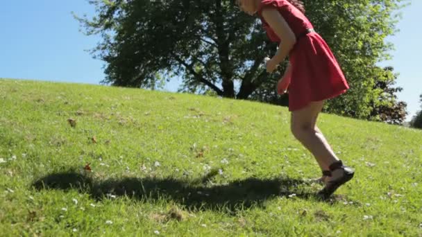 Feminino no parque — Vídeo de Stock