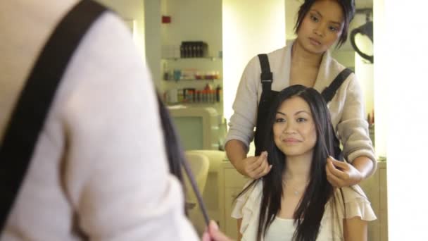 Hairdresser styling hair — Stock Video