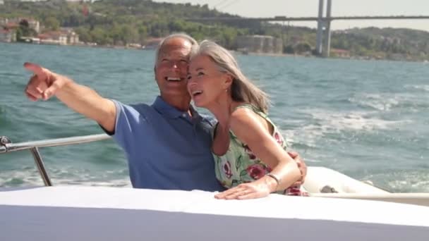 Старшая пара, обнимающаяся на яхте — стоковое видео