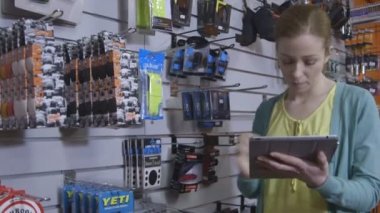 dijital tablet kullanan kadın