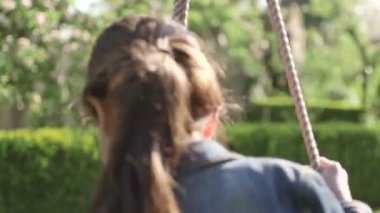 Kız parkta sallanan
