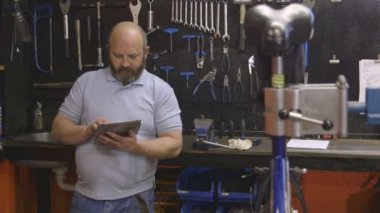 Dijital tablet kullanan adam