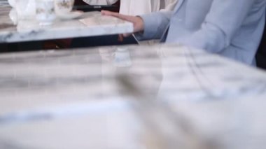 Erkek ve kadın kahve dükkanı