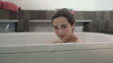 Banyo 'da Dinlenen Kadın