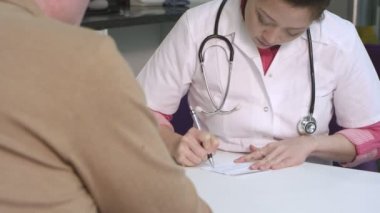 kadın doktor hasta ile konuşmak