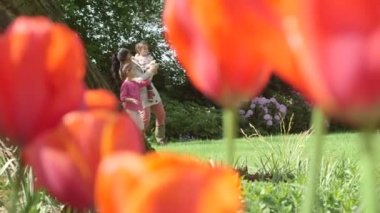 Anne çocuklarla oynuyor.