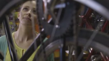 Bisiklet dükkanı duran kadın