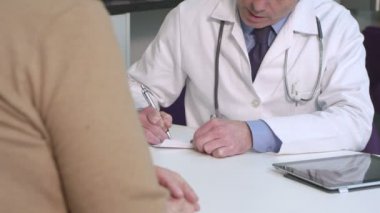 Doktor hastayla konuşuyor.