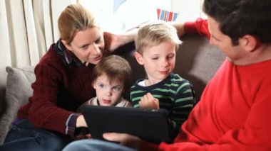 Dijital tablet kullanan aile