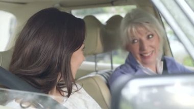 Arabada oturan iki kadın