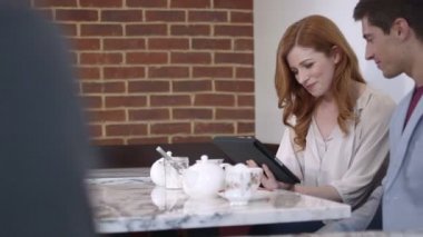 Erkek ve kadın kahve dükkanı