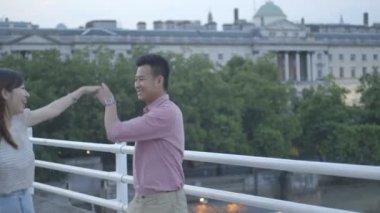 Köprüden yürüme Çift