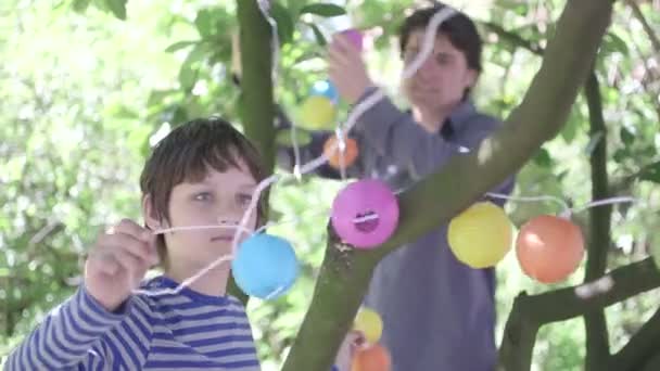 Vater und Sohn schmücken Baum — Stockvideo