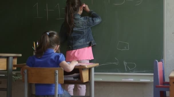 Duas meninas na sala de aula — Vídeo de Stock