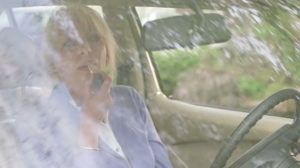 A nők az autóban smink — Stock videók