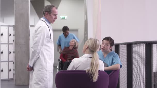 Doktor mluví s pacientem — Stock video