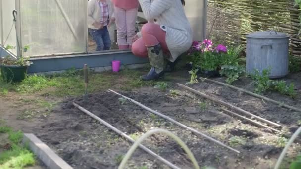 Madre con hijas — Vídeo de stock