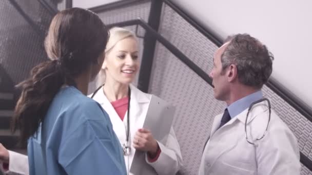 Lékaři pomocí digitálních tabletu — Stock video