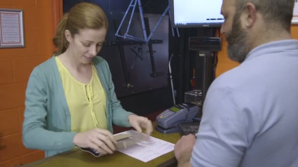 Mujer usando tarjeta de crédito — Vídeos de Stock