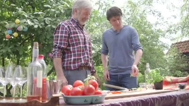 Les hommes mettent de la pizza sur le pouce — Video