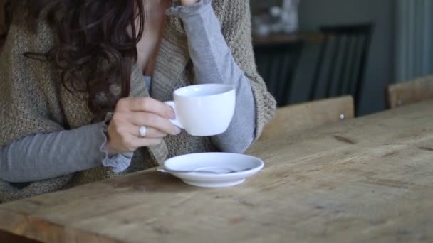 Young woman talking on mobile phone — Stock Video