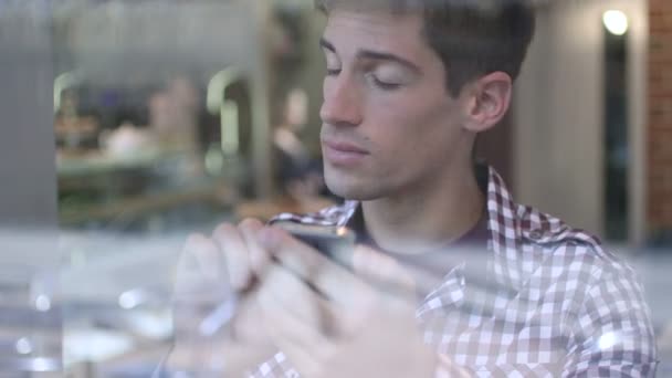 Man met behulp van Tablet PC en drinken koffie — Stockvideo