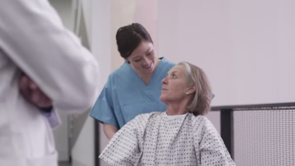 Arts en verpleegkundige praten met patiënt — Stockvideo