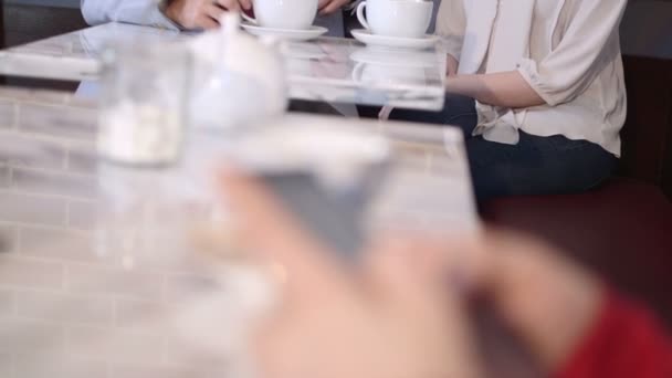 Couple sitting in cafe — Stock Video