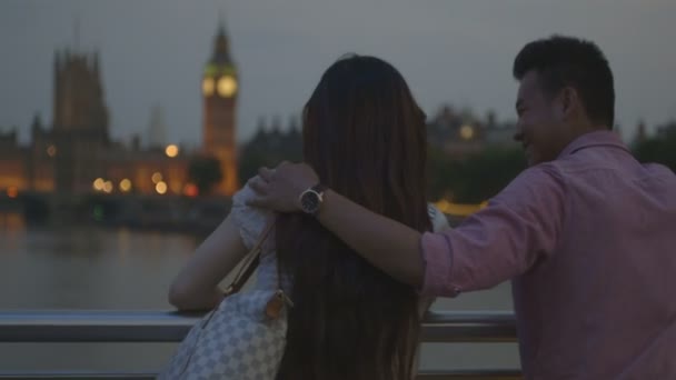 浪漫的亚洲旅游夫妇站在桥上 — 图库视频影像