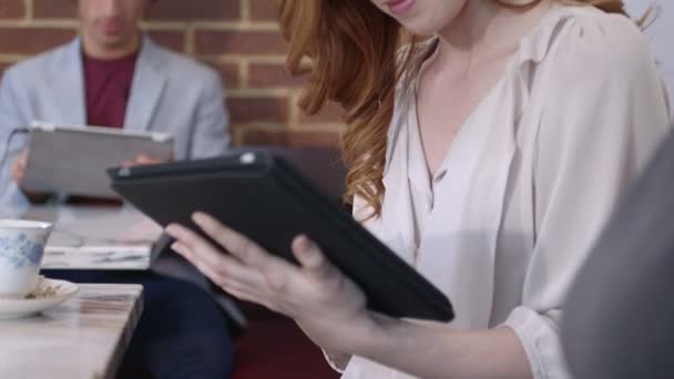 Mujer usando la tableta en la cafetería — Vídeos de Stock