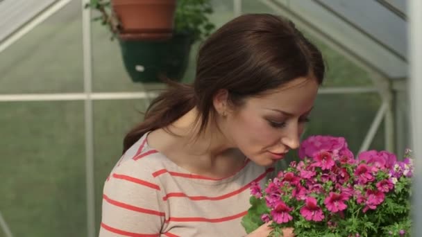 Jeune femme sentant les fleurs — Video