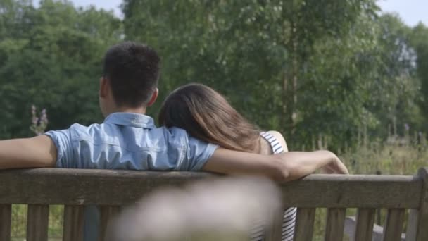 Young couple sitting in park — Stock Video