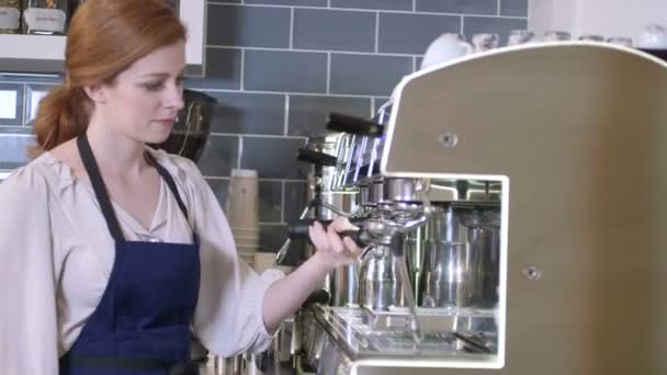 Женщина с помощью кофеварки — стоковое видео