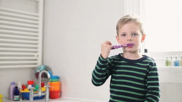 Menino escovando dentes — Vídeo de Stock