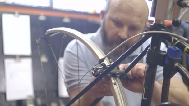 Hombre reparación de bicicleta — Vídeos de Stock