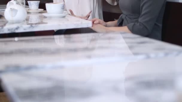 Mujeres sentadas en una cafetería — Vídeo de stock