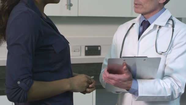 Dokter in gesprek met patiënt — Stockvideo