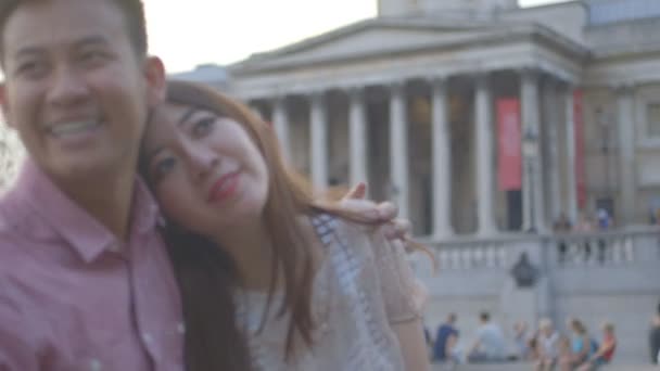 Пара сидить перед фонтаном — стокове відео
