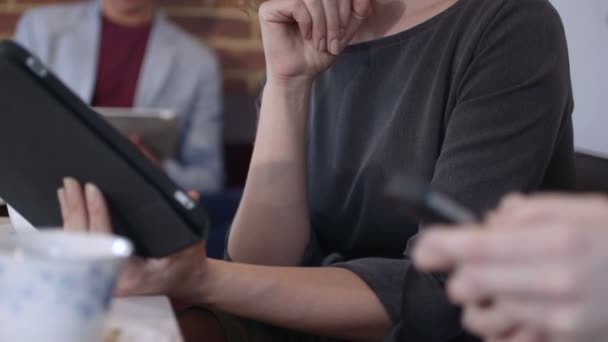 Жінка використовує планшет у кав'ярні — стокове відео