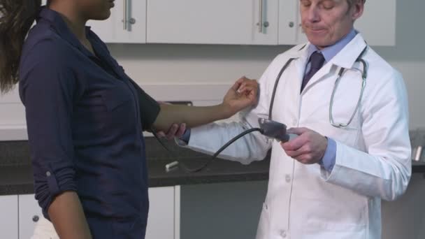 Läkare kontrollera puls spår — Stockvideo