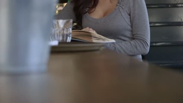 Mujer joven con libro — Vídeo de stock