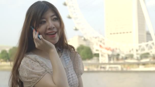 Young woman talking on phone — Stock Video