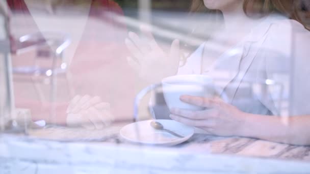 Woman talking with friend while — Stock Video